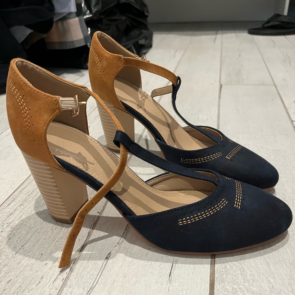 Never worn, size 39, t-strap vintage look, navy and burnt orange, 3inch heels